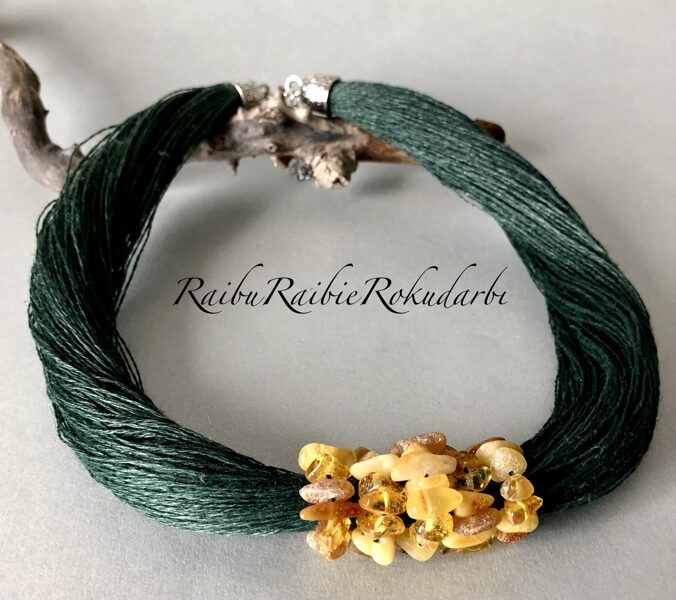 Zaļa lina diega kaklarota ar dzintariem!