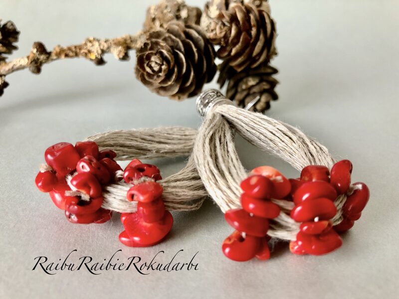 Auskari no lina diega ar sarkaniem akmens gabaliņiem Nr2