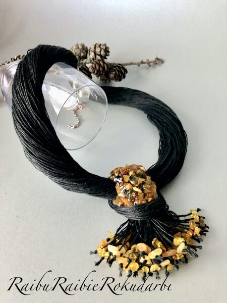 Kaklarota ar smalkajiem dzintariem+dzintaru pušķītis no melna lina diega!