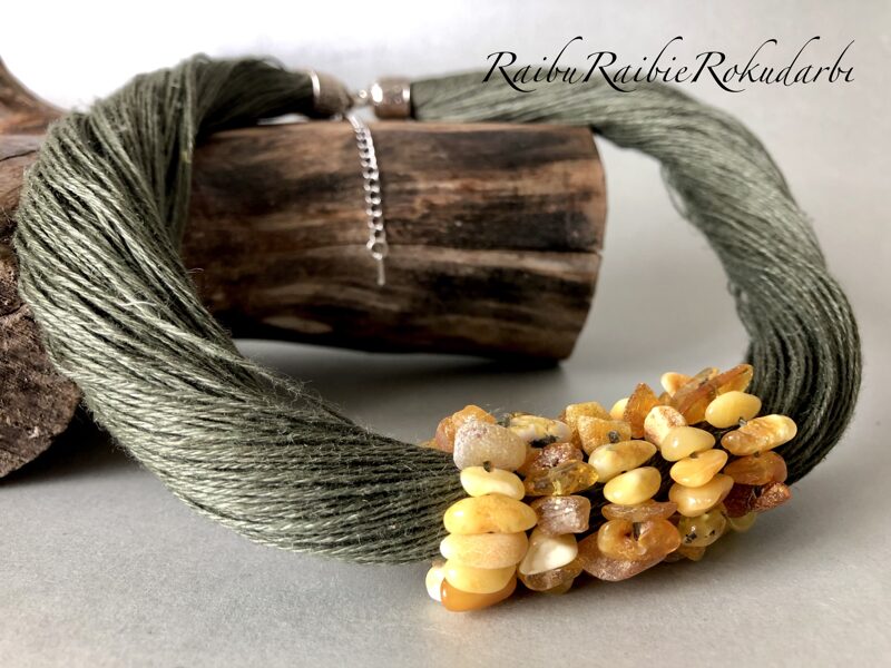 Olīvzaļa/haki krāsas lina diega kaklarota ar dzintariem!