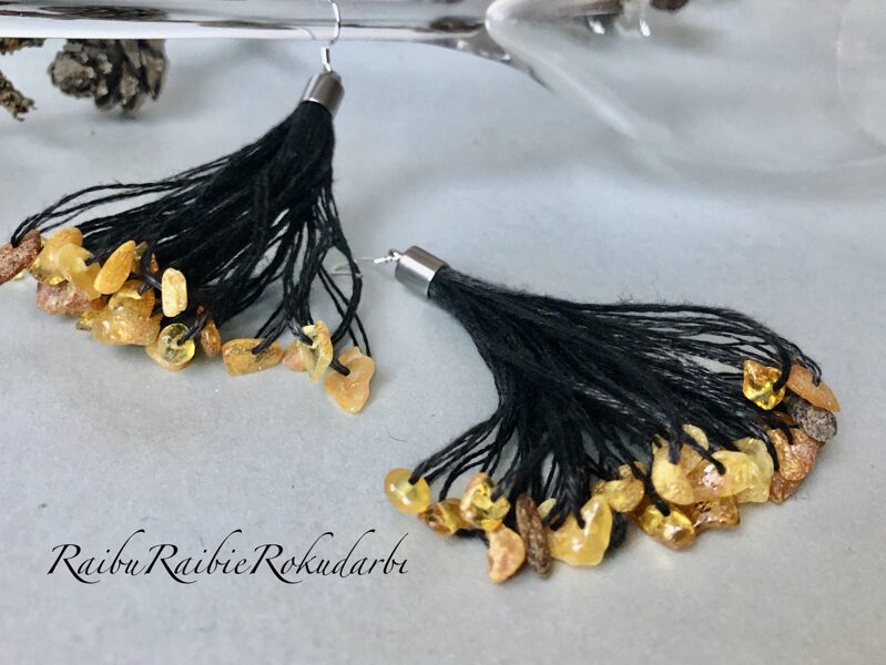 "Diedziņrotas" auskari no melna lina diega ar dzintariem!