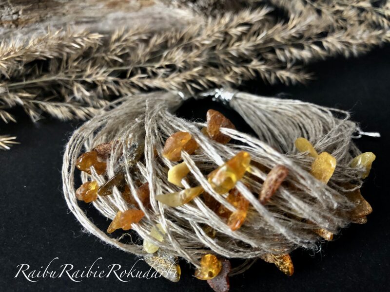 ✨"Diedziņrota" Rokassprādze no pelēka lina ar dzintara gabaliņiem!