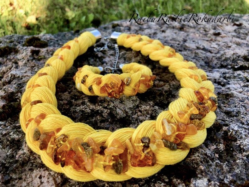 Kaklarota +rokassprādze! Dzeltena lina diega rotas ar dzintariem"bizes" formā!