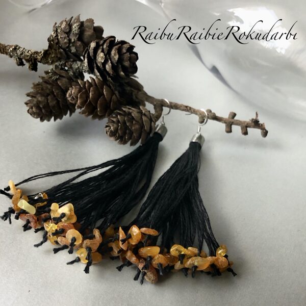 "Skaru" auskari no melna lina diega ar dzintariem!