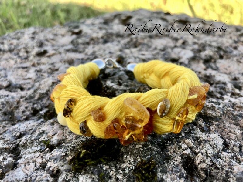 ✨Rokassprādze no dzeltena lina diega ar dzintariem " bizes" formā!