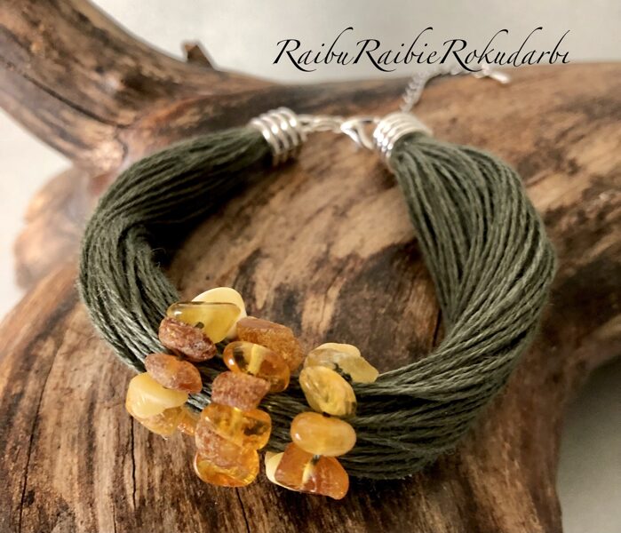 Olīvzaļa/haki krāsas lina diega rokassprādze ar dzintara gabaliņiem!