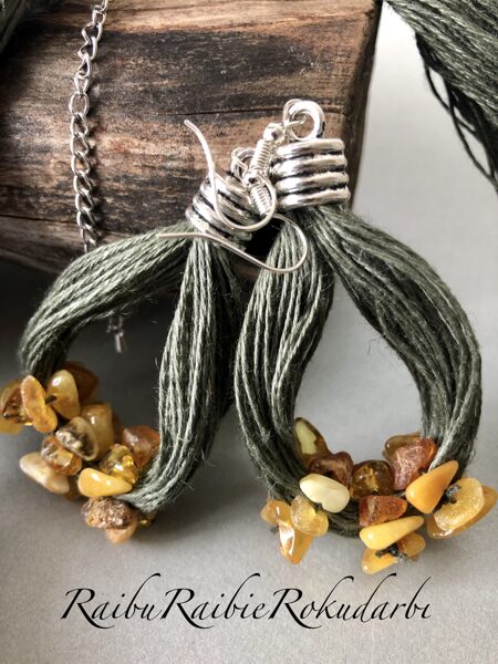 Olīvzaļa/haki krāsas lina diega auskari ar dzintariem!