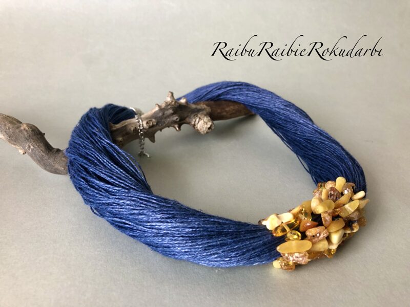 Zila lina diega kaklarota ar dzintariem!