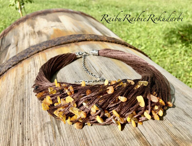 "Diedziņrotas" kalarota  no brūna lina diega ar dzintariņiem!