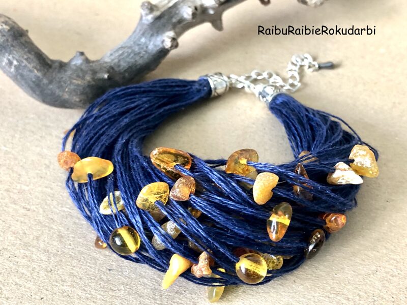 ✨"Diedziņrotas" rokassprāzdze no zila lina diega ar dzintara gabaliņiem!